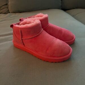 UGG ULTRA MINI IN HOT PINK